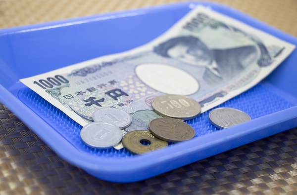 The history of these trays, which everyone finds ordinary today, actually dates back to the early 1900s.