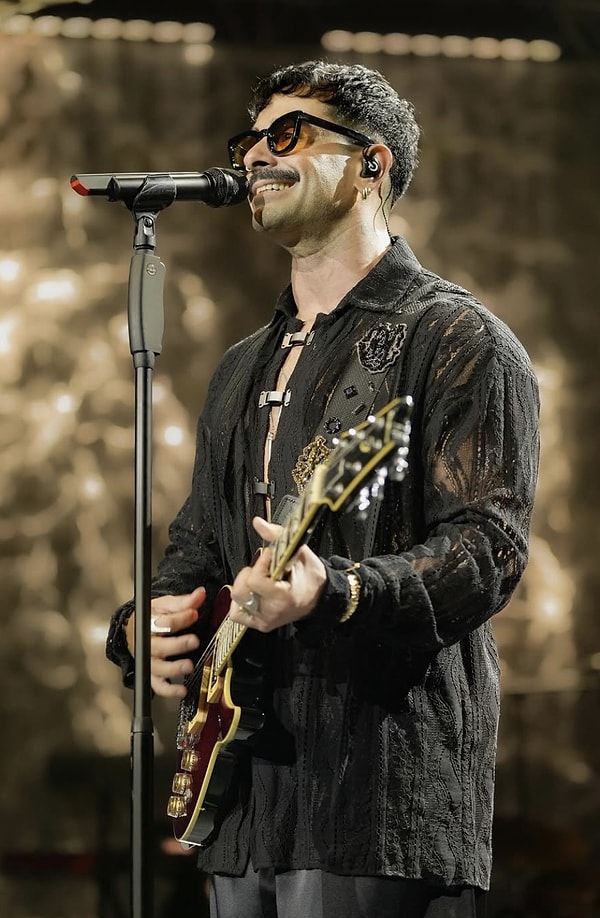 Her şarkısıyla listelerin zirvesine yerleşmeyi başaran ünlü şarkıcı Gökhan Türkmen'i mutlaka tanırsınız.