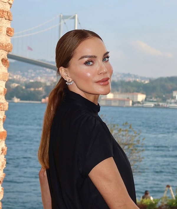 The latest interview given by Ebru Şallı, who is devoted to Pilates, has sparked a debate among social media users regarding her recent appearance.