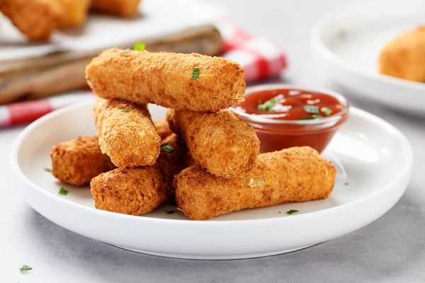 2. İçi akışkan mozzarella sticks