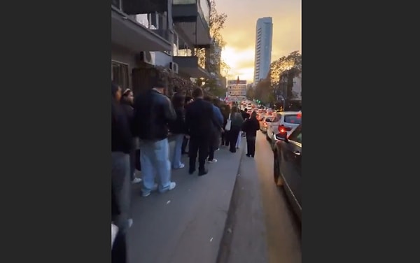 Tabelaya asılıp poz veriyorlar.