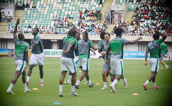 13 Kasım Perşembe günü Dünya Kupası bileti için oynanacak play-off yarı finalinde Gabon ile karşılaşacak Nijerya’da kriz çıktı.