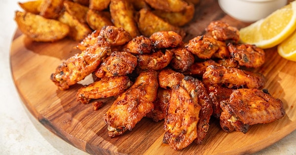 1. Kızarmış Tavuk Kanatları ve Patates Kızartması