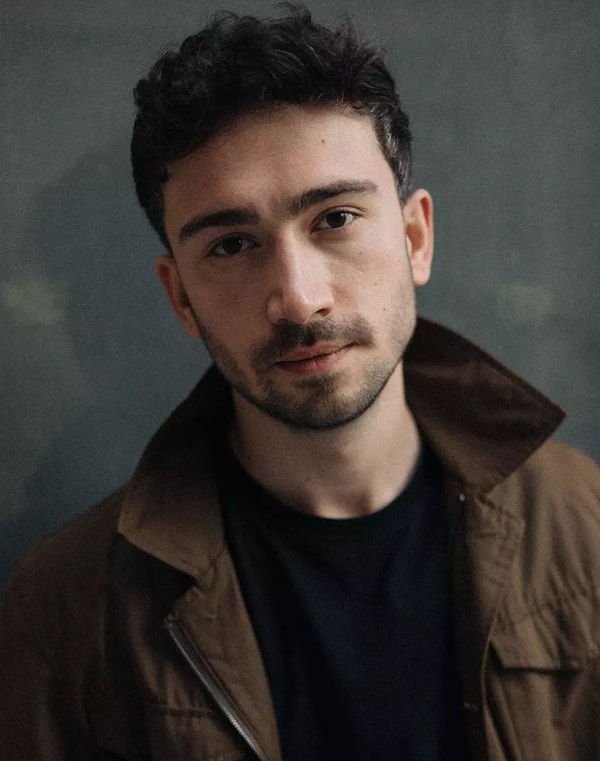 Eşref Rüya'da seyircinin çok sevdiği detaylardan biri de sadece Eşref’le Rüya’nın sahneleri değil, o sahnelerin üstüne ikisinin geçmişini, aşkını anlatan ses.