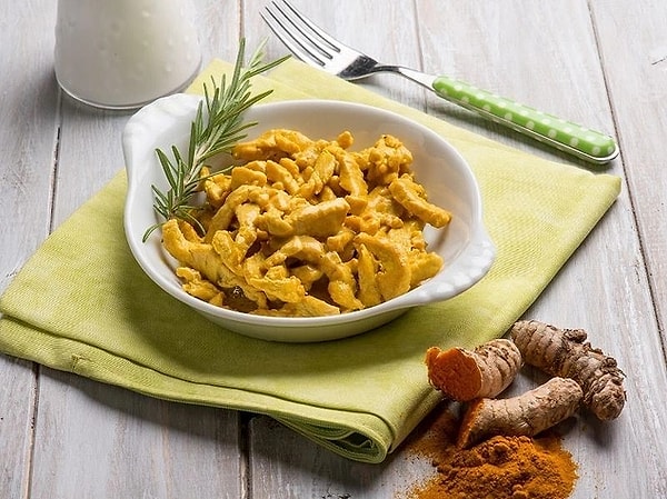 6. Zerdeçallı Tavuk Göğsü ve Patates Bravas