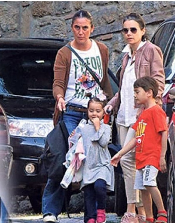 According to a report by Birsen Altuntaş, it has come to light that Özgü Namal seized the opportunity of school holidays, and set off early in the morning to the series set, taking her two children, Su and Nefes, along with her.