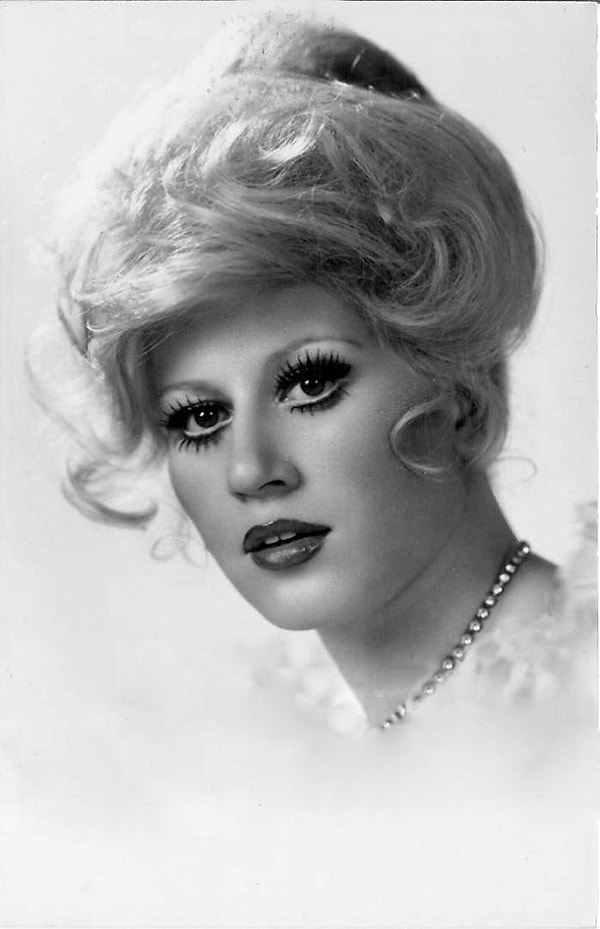 Türk Sanat Müziği’nin efsane ismi Muazzez Abacı, 12 Kasım 1947’de Ankara’da dünyaya geldi.