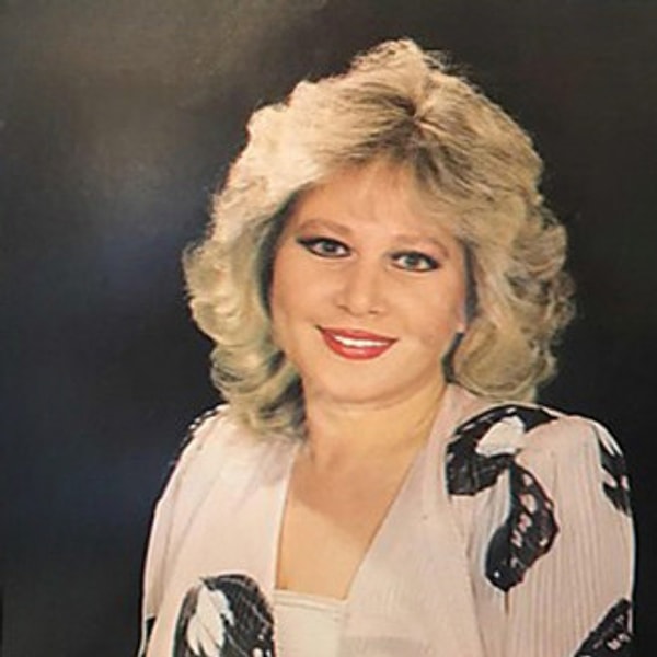 Abacı, müziğe olan tutkusunun peşinden giderek 1967 yılında Ankara Radyosu’na stajyer sanatçı olarak girdi.