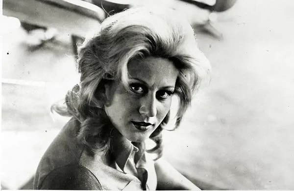 1974’te Bebek Maksim Gazinosu’nda assolist olarak sahneye çıkan Abacı, yalnızca sesiyle değil, gösterişli sahne tarzı, zarif tavırları ve güçlü yorumuyla da Türk Sanat Müziği’ne damga vurdu.