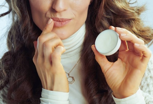 Dudak balmı seçerken dikkat edilmesi gereken bir diğer önemli nokta, kimyasal içerikler.