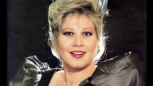 Eğitimine Ankara Koleji’nde yatılı olarak başladı ve liseye kadar burada okudu.