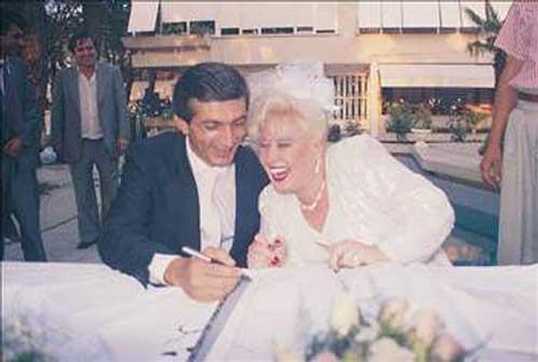 İlk evlilikleri diyoruz çünkü bu fırtınalı evlilik 3 yıl sürdü.
