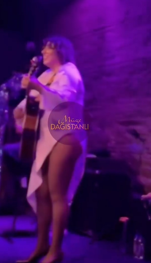 Son konserinde tercih ettiği beyaz, derin bacak dekolteli elbise, sosyal medyada kısa sürede dikkatleri üzerine çekti.