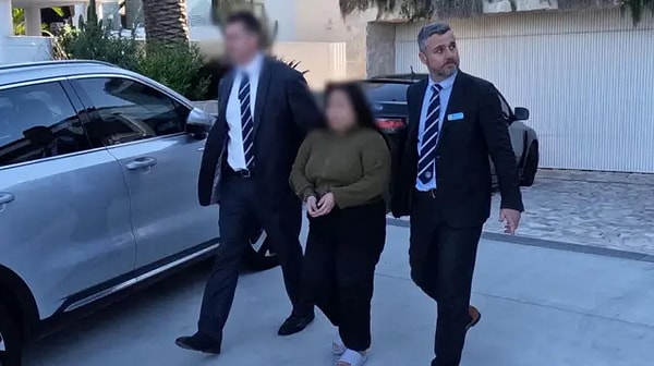 Polis baskınında altın külçe, lüks çantalar ve binlerce dolarlık kumar fişleri ele geçirildi.