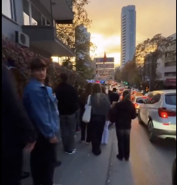 En son tabelanın önünde kuyruklar oluşmuştu.