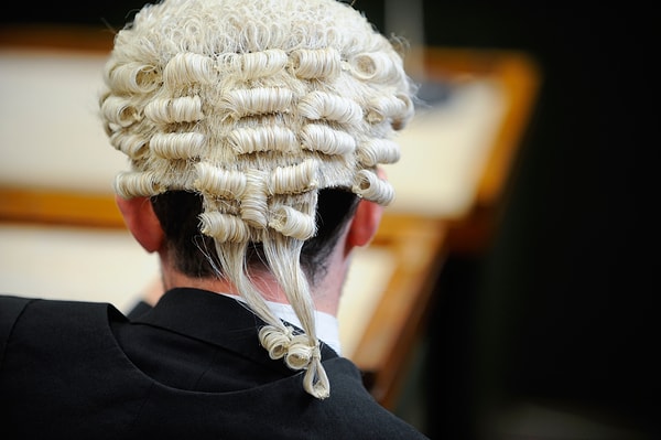 Perukların mahkeme salonuna girişi, 17. yüzyılın ortalarındaki popüler bir moda akımına dayanır.