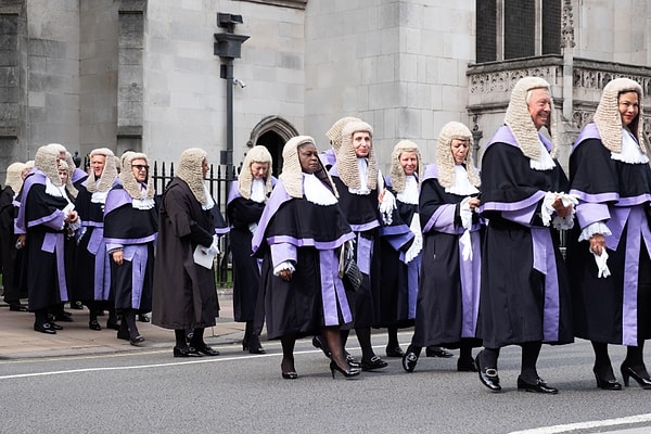 Peruk, aynı zamanda ortak hukukun zengin ve uzun süreli mirasının bir sembolüdür.