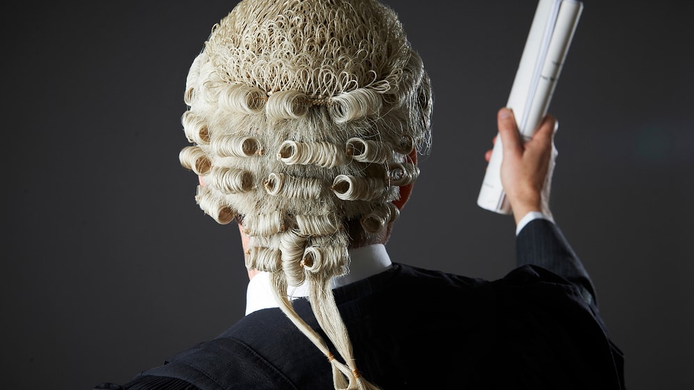 Yüzyıllık Gelenek: İngiliz Avukatların Hala Peruk Takmasının Altında Yatan İlginç Sebep