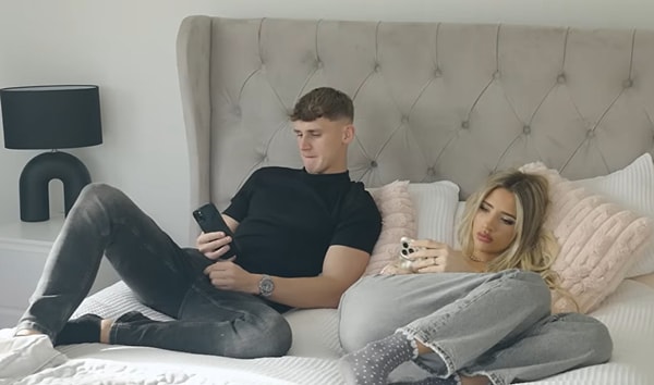 Olaylar öyle bir noktaya geldi ki Ellie, Dan’in telefonunu kontrol ettiğinde diğer kızlarla yazışmalarını gördü ve güveni tamamen sarsıldı.