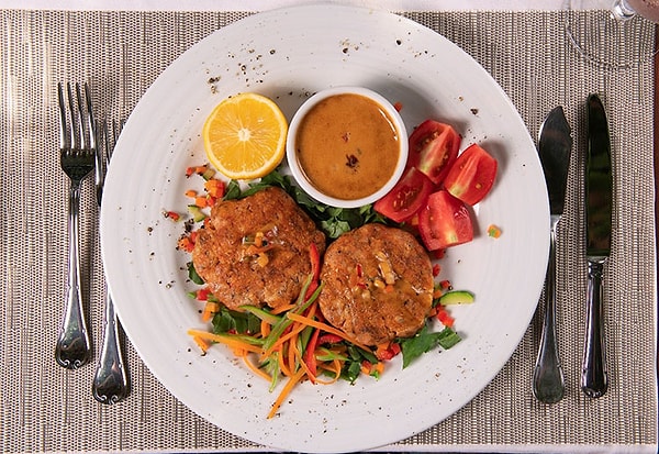 2. Balık Köftesi ve Kızarmış Tatlı Patates