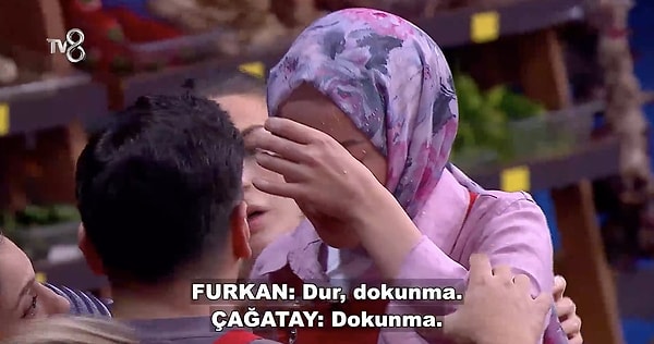 MasterChef'te yarışmacılardan Sümeyye'nin başına korkutan bir kaza geldi.