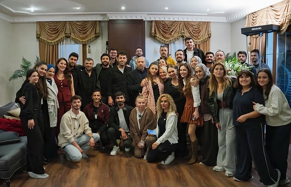 Veda paylaşımları üst üste gelirken bir de ekipçe fotoğraf paylaşımı yapıldı. 👇