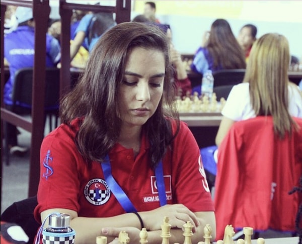 11. Kız çocuklarına satranç gibi bir zihin sporu yapmalarını önerir misiniz? Genç kızlara spor yapmaları için verebileceğiniz en önemli tavsiyeler nelerdir?