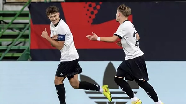 Almanya’nın 6 gol attığı maça Türk yıldızlar damga vurdu.