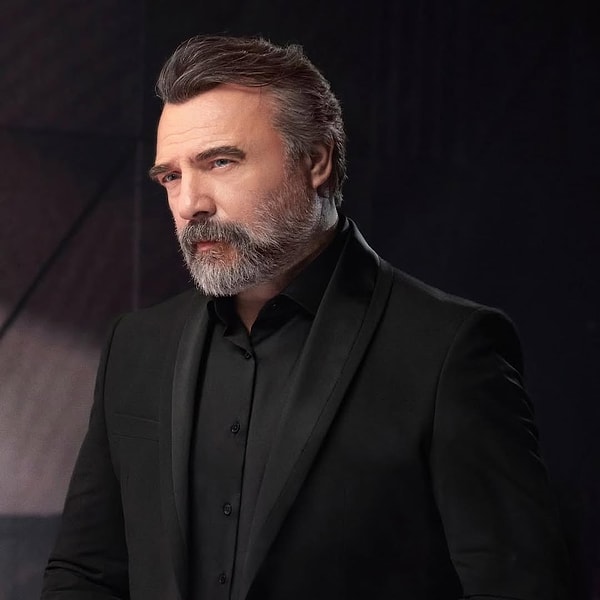 Kurlar Vadisi ve Eşkıya Dünyaya Hükümdar Olmaz gibi projelerle öne çıkan şimdilerde Kim Milyoner Olmak İster'le ekranlarda izlediğimiz Oktay Kaynarca gündeme bir kullanıcıya verdiği yanıtla geldi.