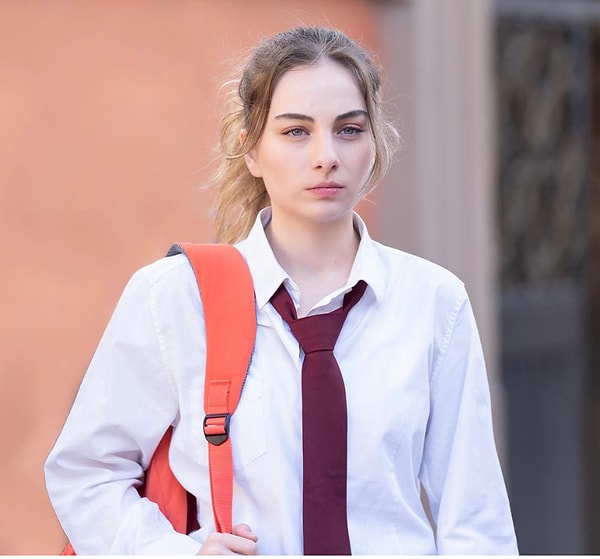 “Sahipsizler” dizisinde Melis karakteriyle tanınan 23 yaşındaki Mina Derman, arkadaşıyla birlikte bulunduğu araçla olay yerinden hızla uzaklaştı.