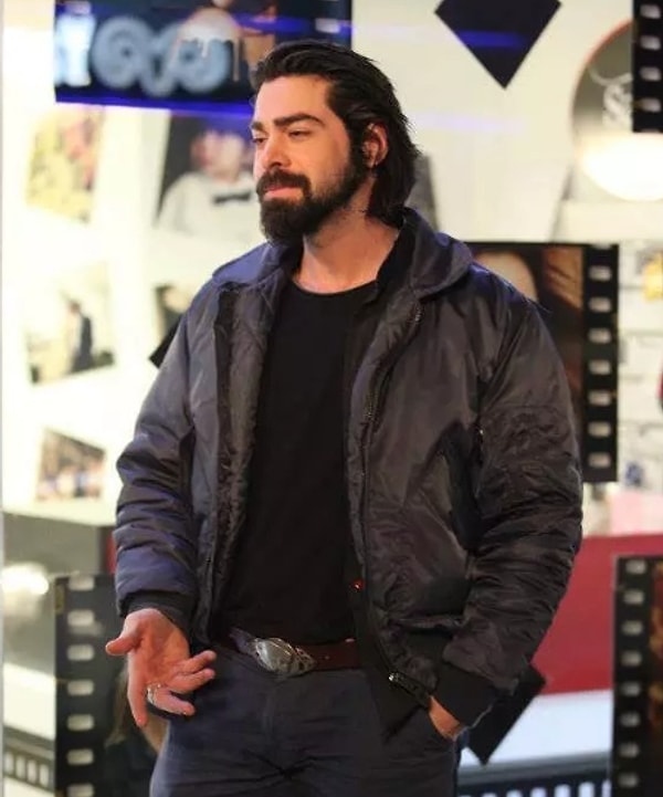 Pektaş, Arka Sokaklar sonrası oyunculuğa ara vermiş, yaklaşık iki yıl önce de tarihi dizi “Mahsusa” ile sete geri dönmüştü.