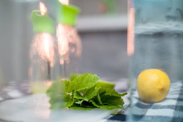 2. Sürahiye limon ekleyerek ortama şıklık katın.