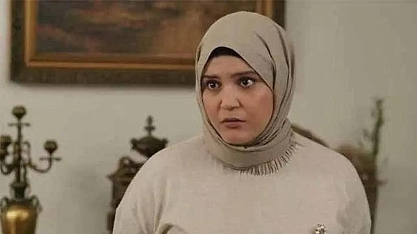 Bir diğer iddia ise Feyza Civelek'in sette olan biten her şeyi annesine anlatıyor olması.