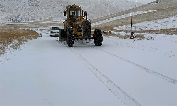 Muş'ta olumsuz hava koşulları nedeniyle 14 köyün yolu kapandı.