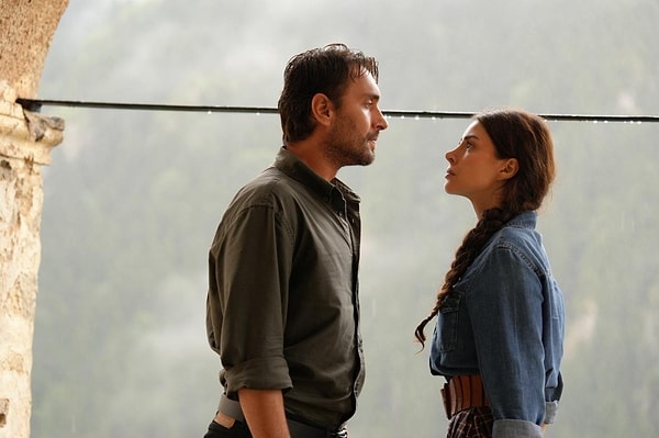 Reyting uzmanı pazartesi ve asıl olarak salı günü yayınlanan dizilerinin ara tatil nedeniyle düşük reyting aldığını dile getirdi.