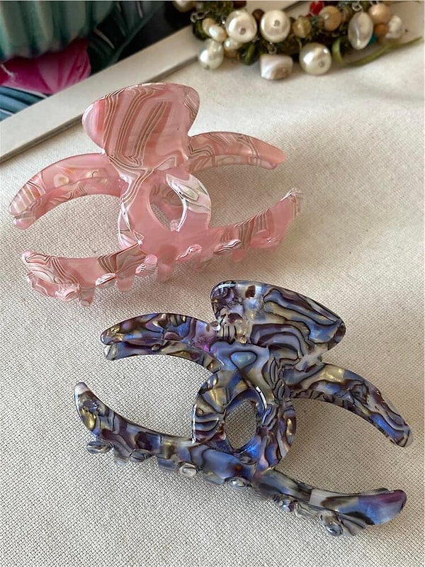 Trikologlar, özellikle “yengeç toka” gibi klipslerin, saç tellerinde ve köklerinde lokal gerilim oluşturduğunu belirtiyor.