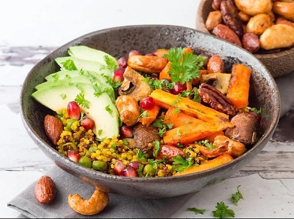 5. Baharatlı Fındık ve Kızarmış Sebzelerle Kinoa Kasesi