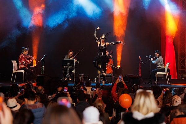 7. Canlı müziğin, kalabalığın ve ışıkların hep birlikte yarattığı o yüksek enerji...