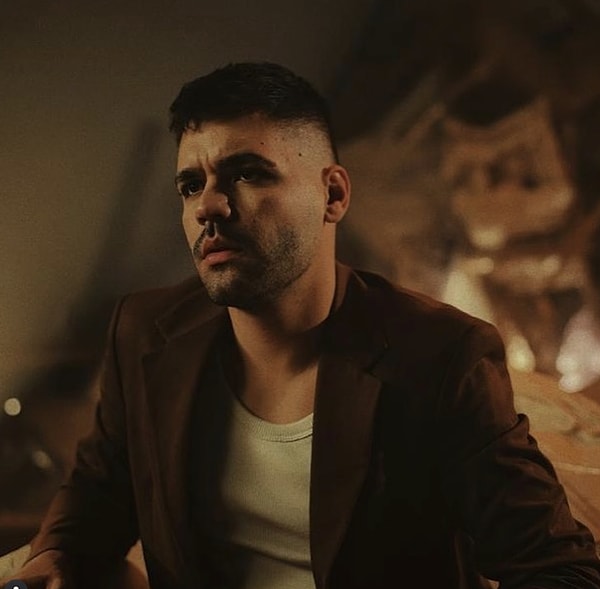 Son dönemlerin en popüler genç şarkıcılarından Emir Can İğrek'i mutlaka tanıyorsunuzdur.