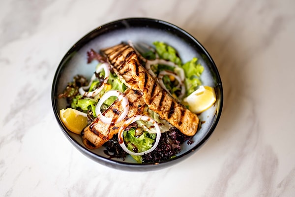 8. Somon ve Kinoa Salatası