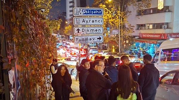 Ankara'nın Çankaya ilçesinin önemli noktalarından Kennedy Caddesi'ndeki Kızılay tabelası günlerdir ziyaretçilerin uğrak noktası.