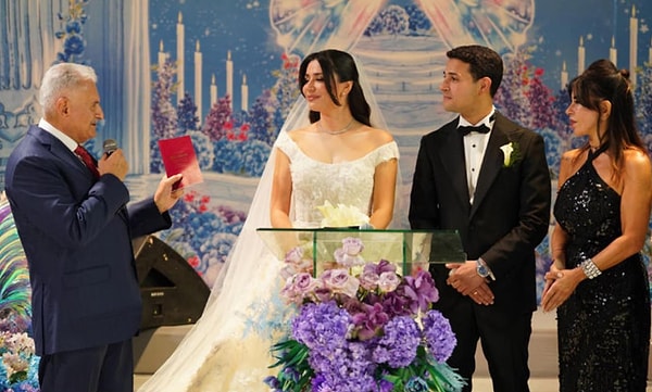 Mahsun Kırmızıgül ve Funda Arar'ın sahne aldığı düğünün nikah şahitleri Kemal Kılıçdaroğlu, Binali Yıldırım, Süleyman Soylu ve Doğu Perinçek oldu.