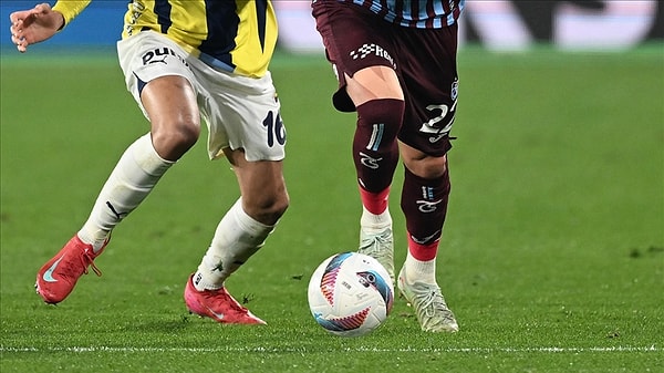 8. Trabzonspor ile şampiyonluk kazanan ve bacağına dövme yaptıran oyuncu kim?