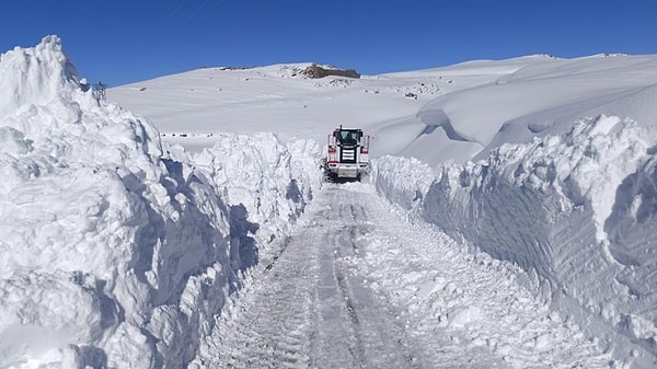 Saha şefi Cihat Akdağ ekiplerin koordineli çalıştığını kısa sürede tüm yolların açıldığını söyledi.