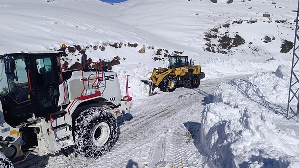 Şırnak'ın Beytüşşebap ilçesinde ekiplerin kar mesaisi bu yıl erken başladı.