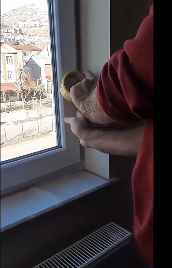 Yıllar içinde ahşap ya da pimapen pencerelerde küçük boşluklar oluşabiliyor.