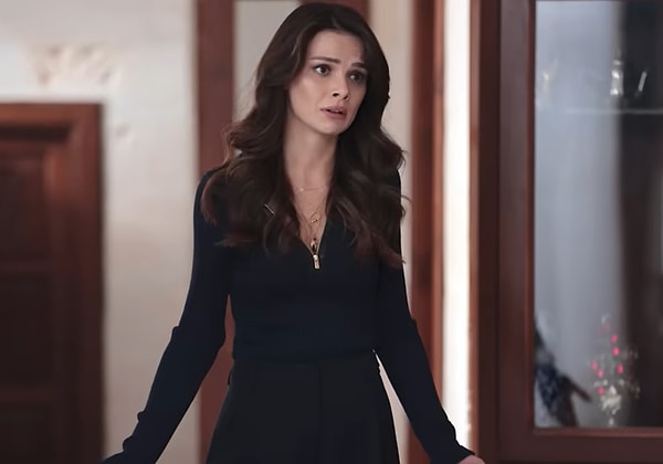 Alya’nın hepimizi derinden etkileyen son sahnede giydiği fermuarlı triko ve altına kombinlediği o şık pantolon Beymen Collection’dan!