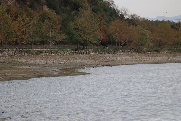 Kuraklık nedeniyle Sapanca Gölü’nde çekilmenin izleri net bir şekilde belli olurken, dipten yüzeye gelen kabarcıklar ise endişe oluşturdu.