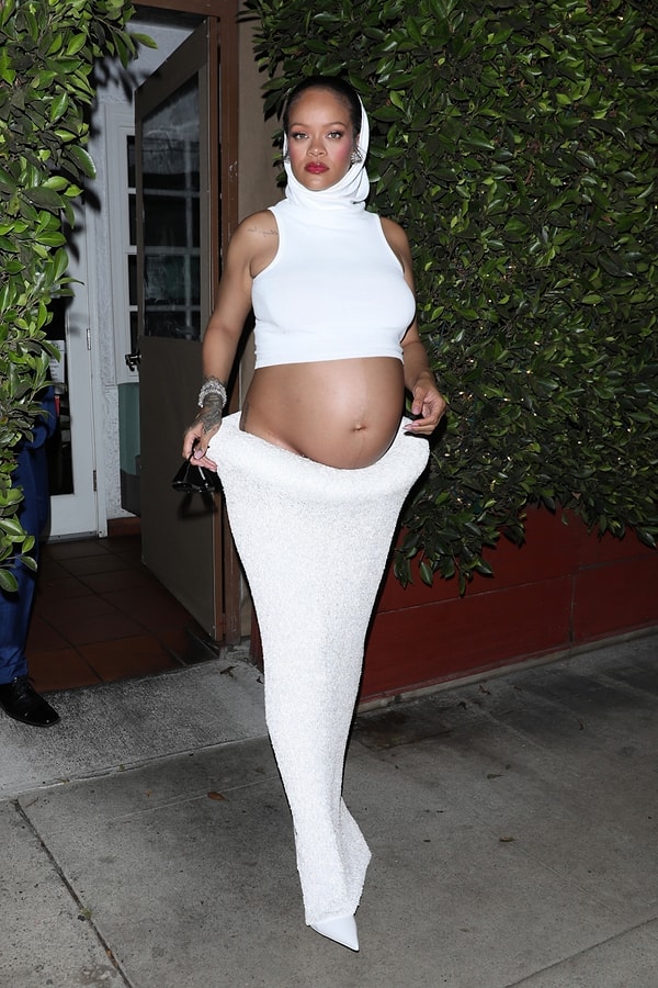 Hayranlarının yıllardır yeni şarkı beklediği Rihanna, biliyorsunuz ki anne olmayı çok seviyor.