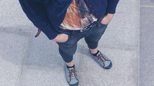 Bazı durumlarda sakin bir özgüven göstergesi olarak da yorumlanıyor.